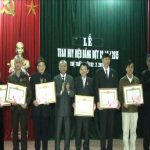 Đ/c Trương Hồng Phúc – Bí thư huyện ủy trao huy hiệu Đảng cho các Đảng viên thị trấn